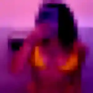 Philippine, 20 ans, connectée à Saint-Laurent-sur-Sèvre pour une rencontre coquine